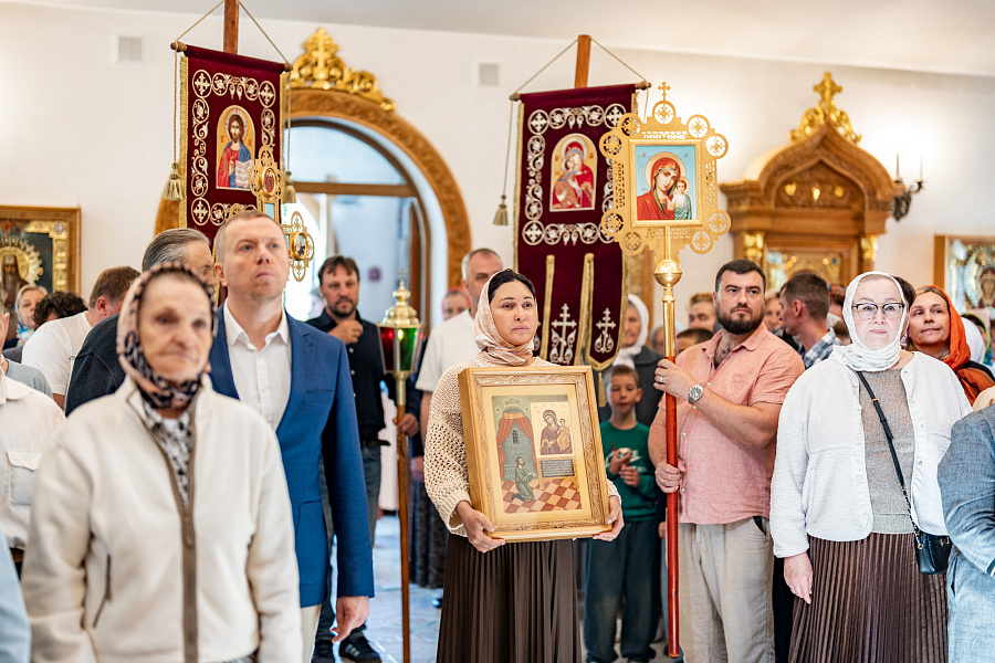 Божественная литургия в храме иконы Божией Матери «Нечаянная Радость» в посёлке санатория «Подмосковье» г.о. Домодедово